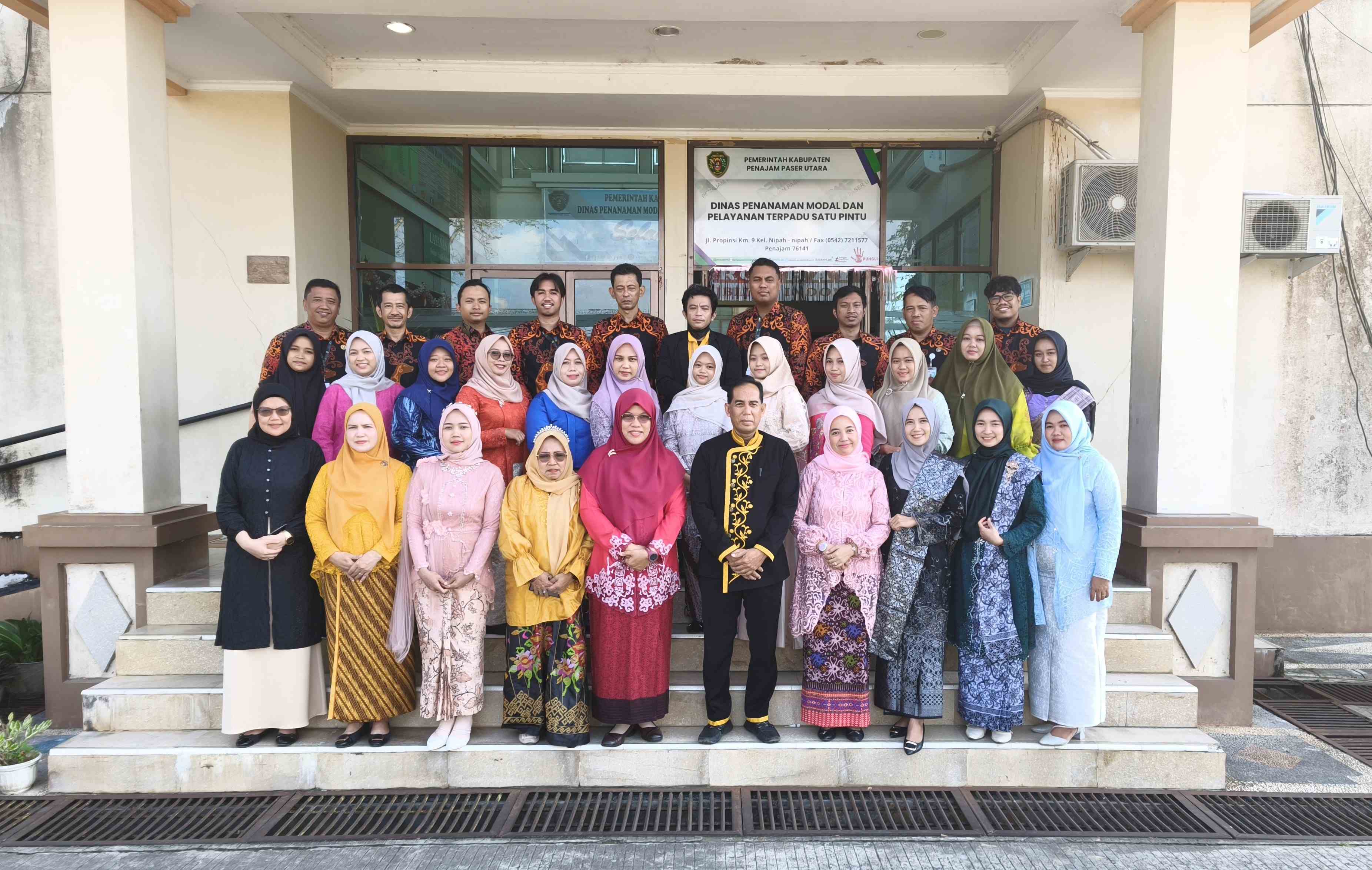 Foto Bersama Kepala Dinas dan Pegawai DPMPTSP PPU dalam rangka memperingati Hari Kartini