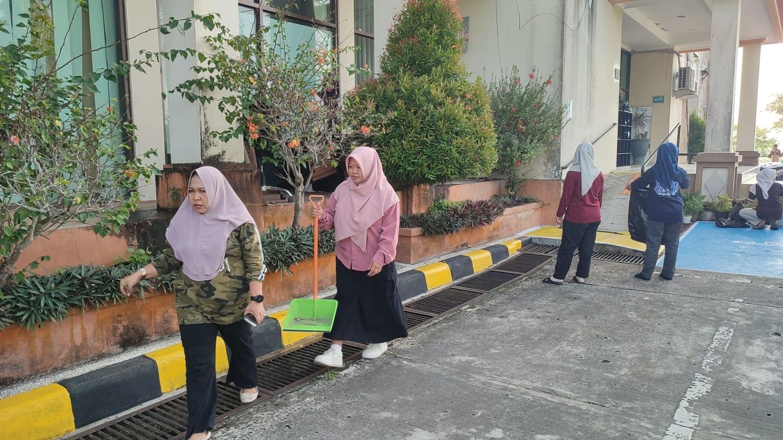 Dokumentasi kegiatan Gerakan Indonesia ASRI di lingkungan kantor DPMPTSP PPU pada Jumat, 24 April 2026