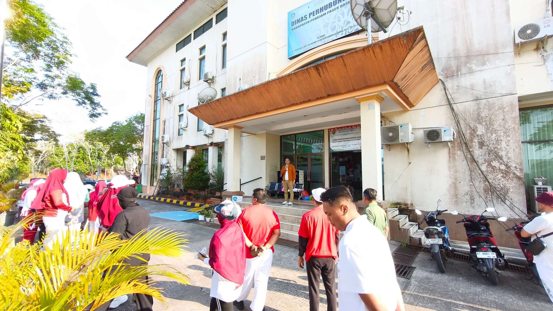 Kepala Dinas PMPTSP Membuka Kegiatan 17 Agustus di Kantor DPMPTSP PPU